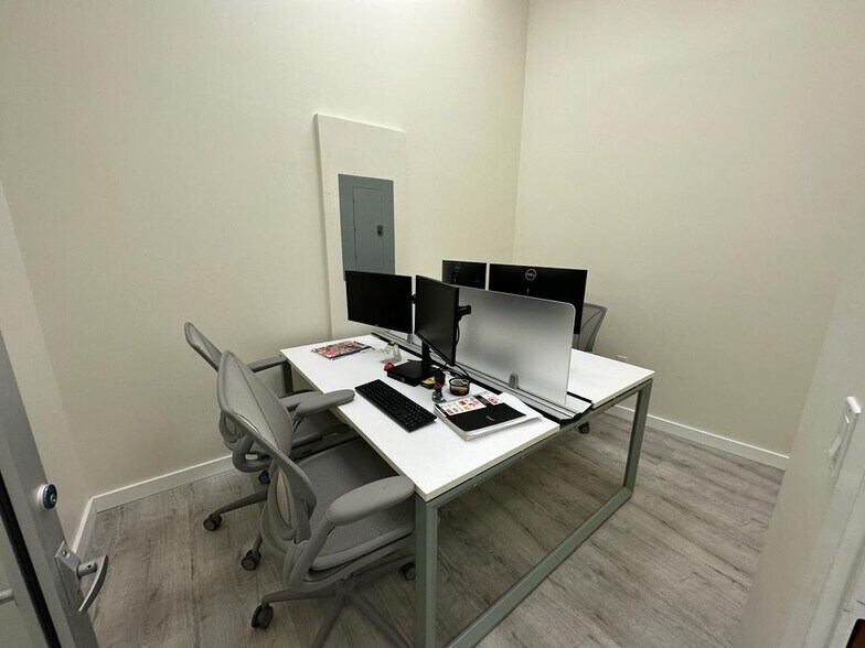 More Photos Of 423-425 NW 10th Ter, Hallandale Beach Light Manufacturing For Lease