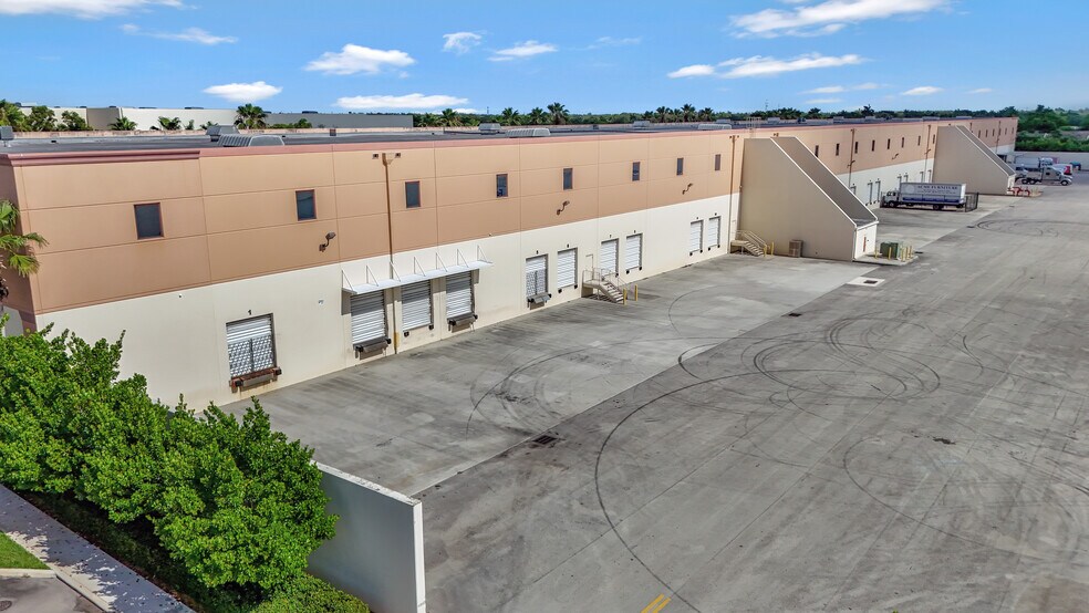 More Photos Of 9627-9641 Premier Pky, Miramar Warehouse For Lease