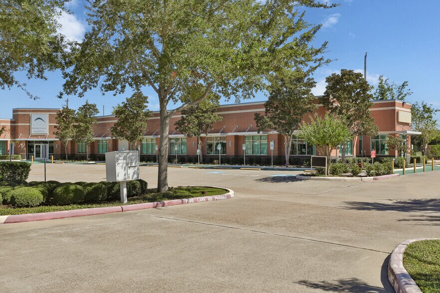 More Photos Of 202 N Texas Ave, Webster Medical For Lease