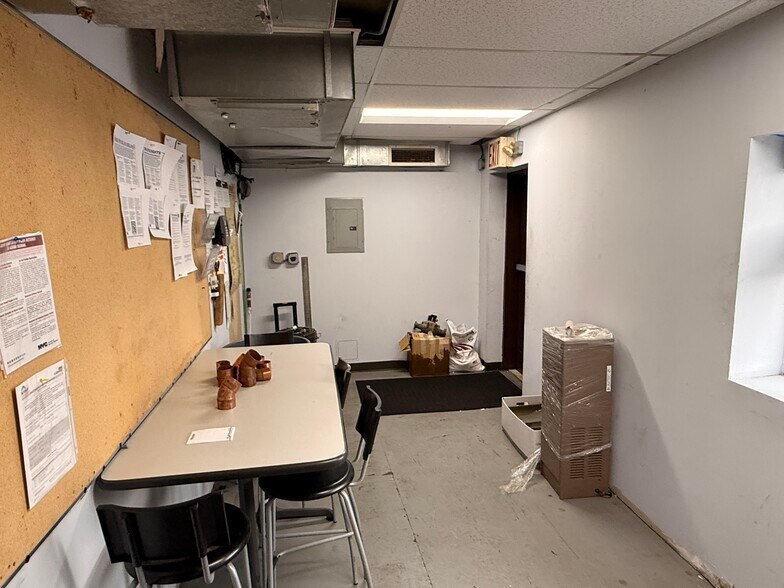 More Photos Of 7310 88th St, Glendale Office For Lease