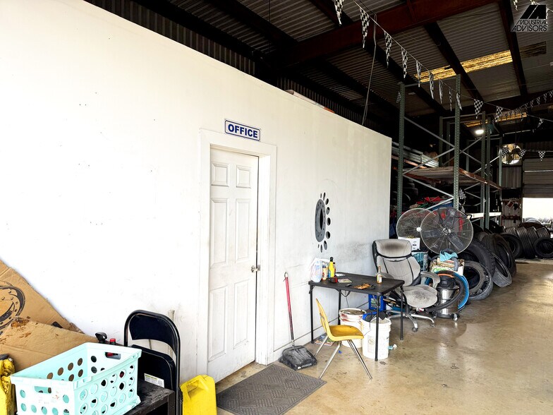More Photos Of 8115 NW 98th St, Hialeah Manufacturing For Lease
