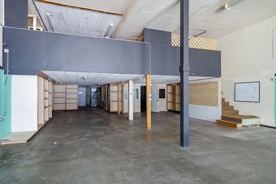 More Photos Of 110 W Frank St, Grand Saline General Retail For Sale