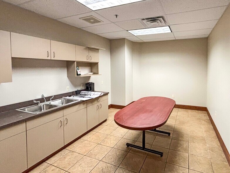 More Photos Of 5900 Pennsylvania Ave, Maple Heights Distribution For Lease