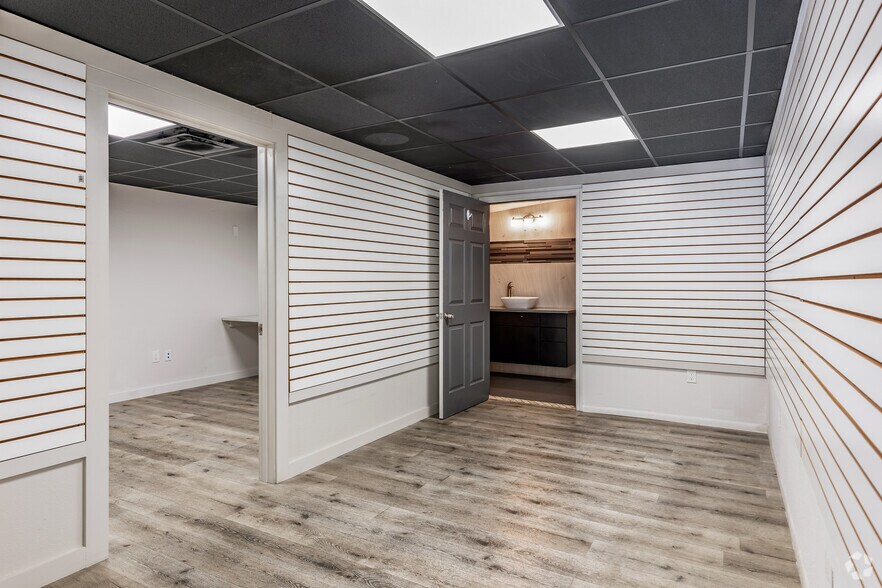 More Photos Of 4500 Carmichael Ave, Sarasota Warehouse For Sale