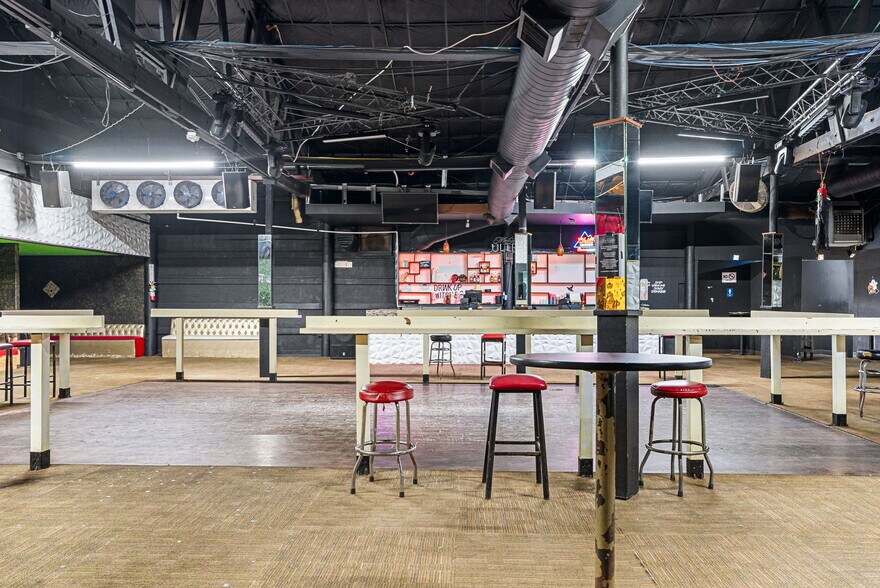 More Photos Of 13087 Hwy 271 N, Tyler Bar For Sale