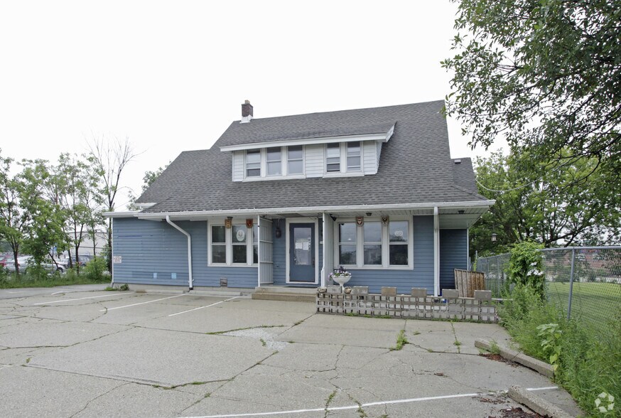 More Photos Of 5937 S Howell Ave, Milwaukee Bar For Lease