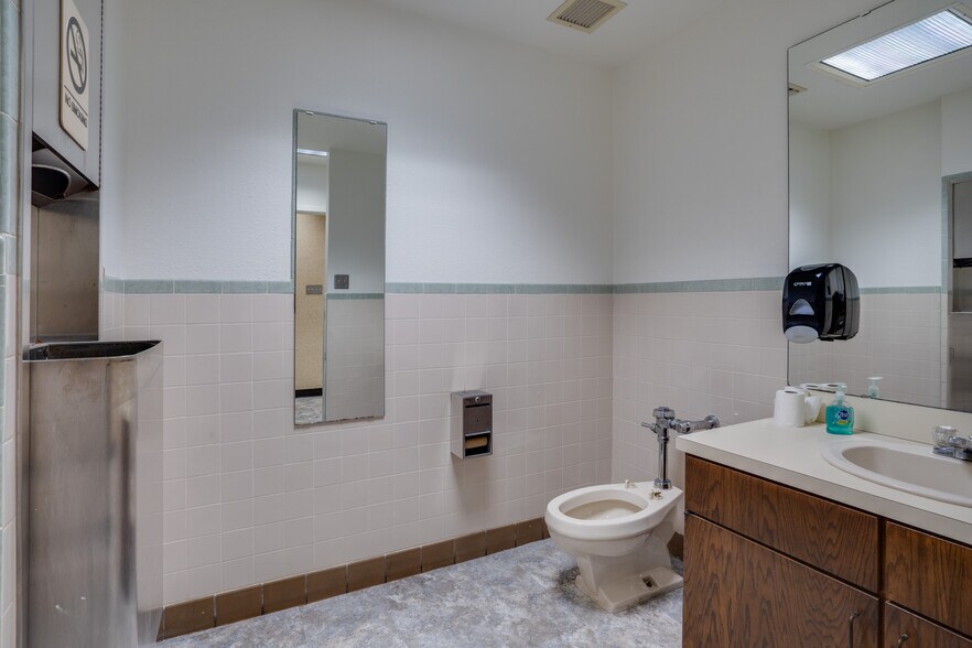 More Photos Of 2716 Commerce St, Wichita Falls Industrial For Sale