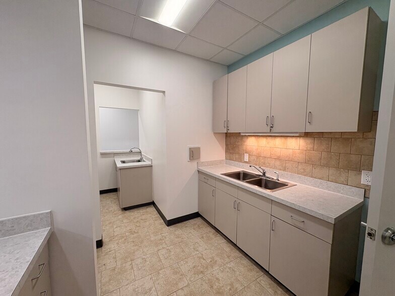 More Photos Of 105 SW Cary Pky, Cary Medical For Lease