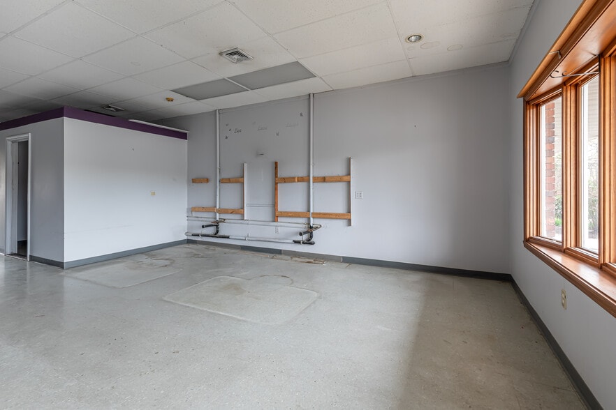 More Photos Of 518 Salmon Brook St, Granby Unknown For Lease