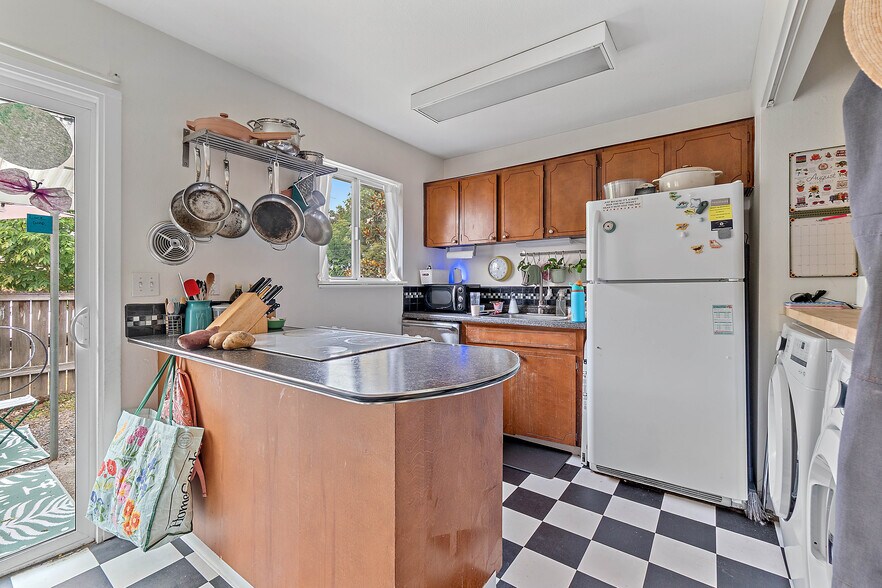 More Photos Of 806 SE Nehalem St, Portland Apartments For Sale
