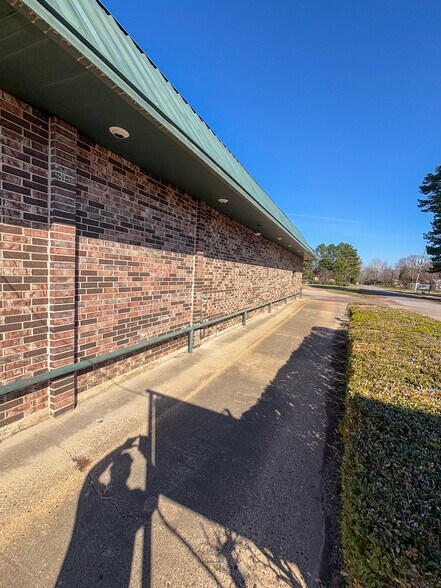 More Photos Of 111 Bowie St, De Kalb General Retail For Sale