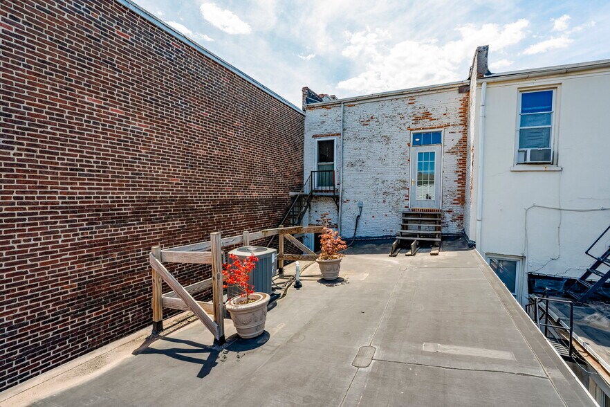 More Photos Of 305 N Queen St, Lancaster Storefront Retail Residential For Sale