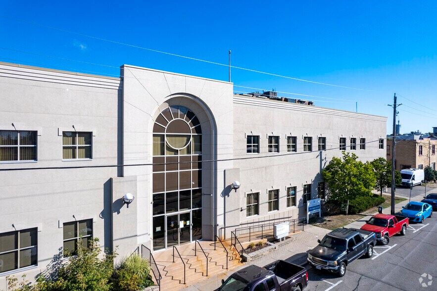 More Photos Of 78 Richmond St W, Oshawa Office For Lease