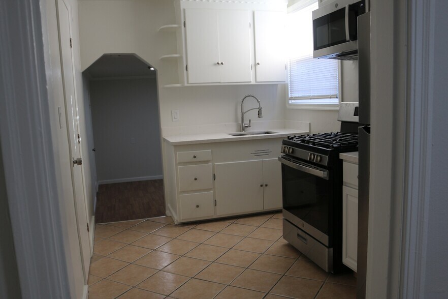 More Photos Of 1841 98th Ave, Oakland Freestanding For Sale
