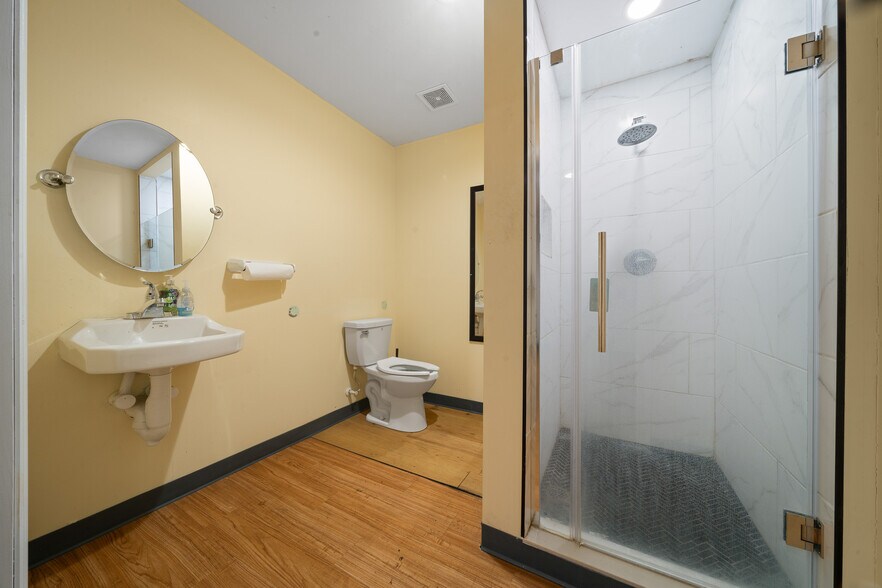 More Photos Of 3073 NE 37th Pl, Wildwood Warehouse For Lease