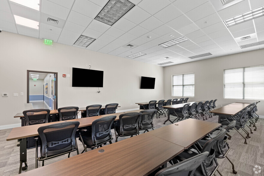 More Photos Of 1860 SW Fountainview Blvd, Port Saint Lucie Office For Lease