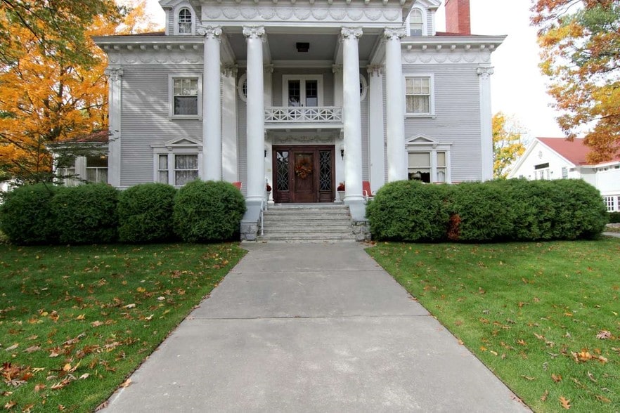 More Photos Of 230 Wellington St, Traverse City Hospitality For Sale