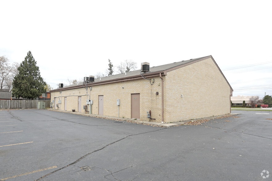 More Photos Of 49532-49540 Gratiot Ave, Chesterfield Freestanding For Lease