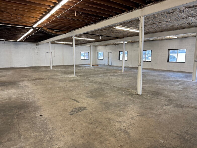 More Photos Of 1433 W Lark Industrial Dr, Fenton Warehouse For Lease