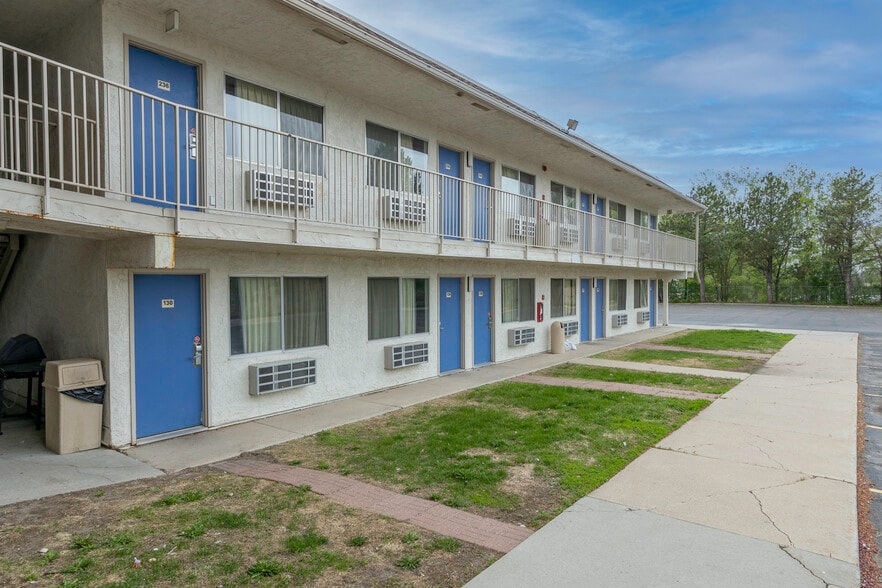 More Photos Of 1309 S Ohlman St, Mitchell Hotel For Sale