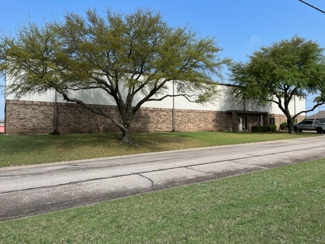 Primary Photo Of 410 Dodge Dr, Temple Manufacturing For Sale