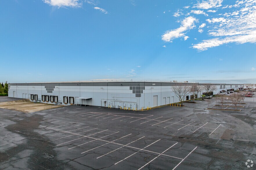 More Photos Of 3071 Venture Dr, Lincoln Warehouse For Lease