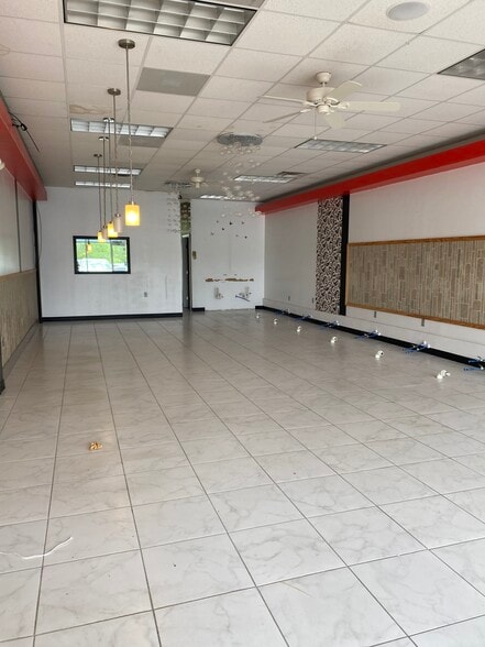 More Photos Of 2328 S College St, Auburn Storefront For Sale