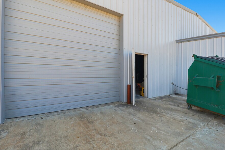More Photos Of 5342 5th St, Katy Freestanding For Lease