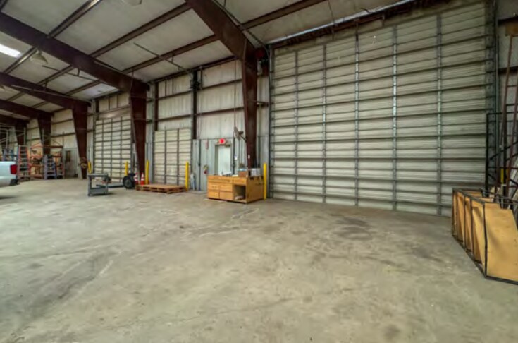 More Photos Of 1850 N Stemmons St, Sanger Warehouse For Lease
