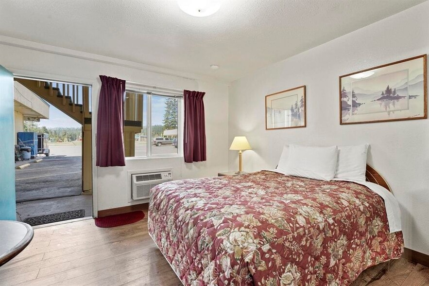 More Photos Of 924 W Highway 2, Newport Hotel For Sale