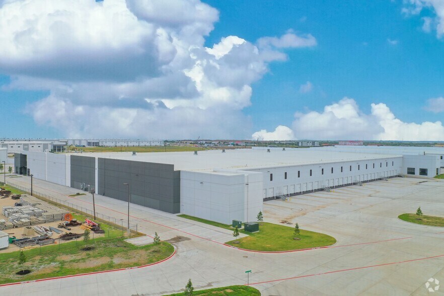 More Photos Of 2709 Graham Cracker Dr, Fort Worth Distribution For Lease