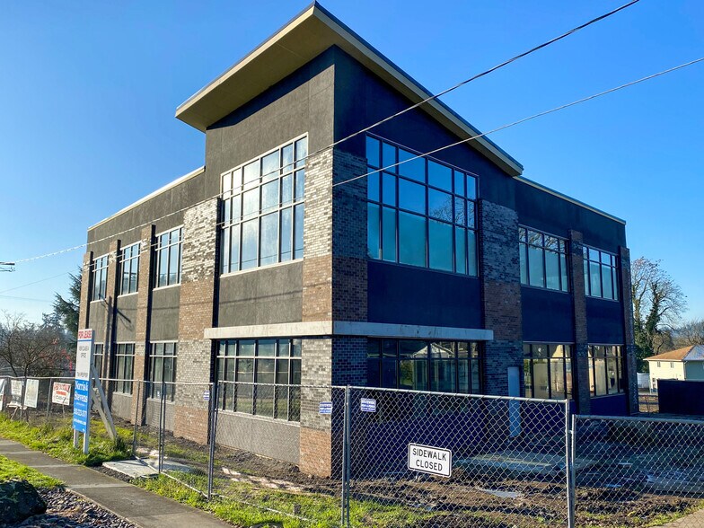 More Photos Of 735 E Clarendon St, Gladstone Office For Sale