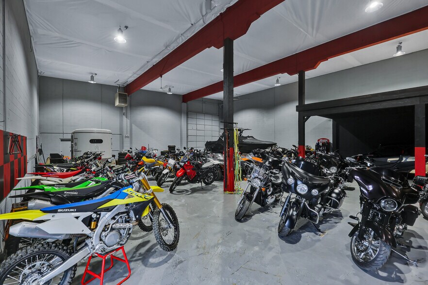 More Photos Of 7168 N Government Way, Dalton Gardens Warehouse For Lease