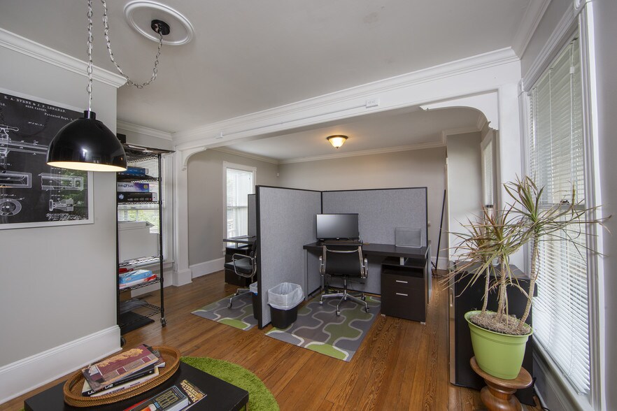 More Photos Of 30 W Bridge St, New Hope Freestanding For Lease