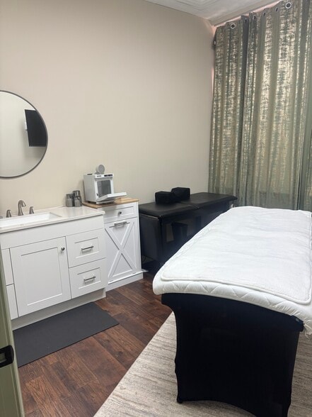More Photos Of 24001 Orchard Lake Rd, Farmington Hills Medical For Sale