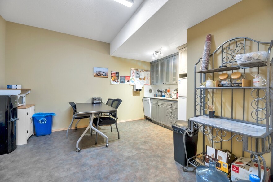 More Photos Of 118 Canal Gdns, Strathmore Light Distribution For Sale