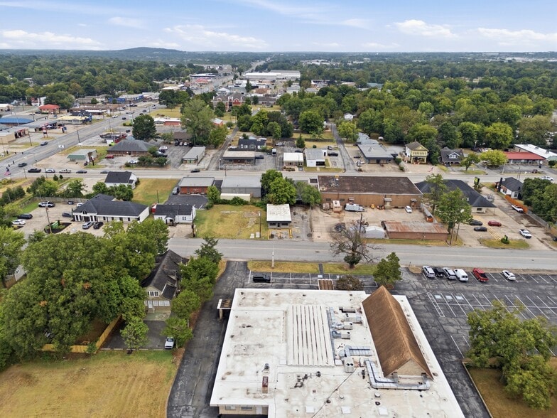 More Photos Of 704 W Meadow Ave, Springdale Office For Lease