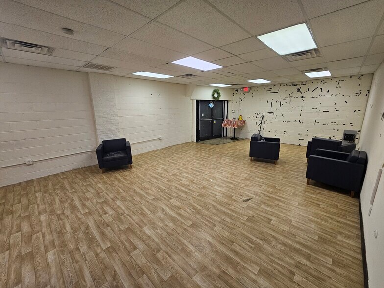 More Photos Of 117 S Warren St, Trenton Storefront Retail Residential For Lease