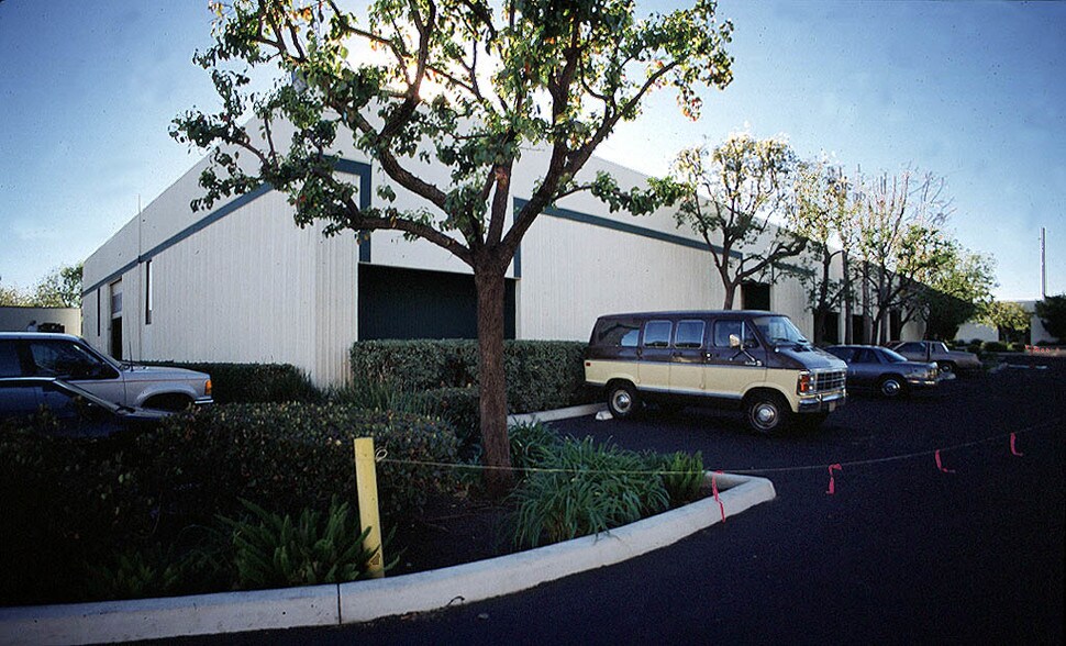 More Photos Of 6400-6405 Independence Ave, Woodland Hills Unknown For Lease