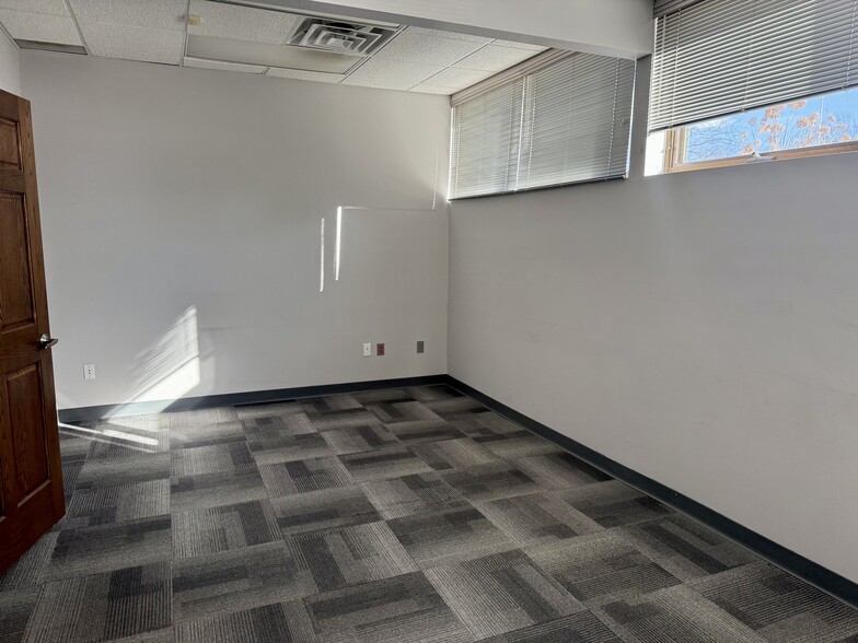 More Photos Of 1620 Country Club Rd, Valparaiso Freestanding For Lease