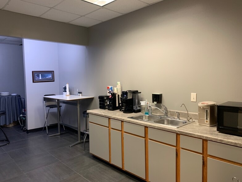 More Photos Of 11500 S Sam Houston Pkwy W, Houston Showroom For Sale
