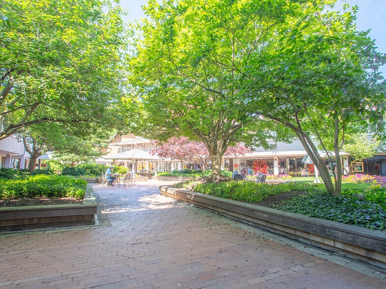 More Photos Of 2 Hamill Rd, Baltimore Office For Sale