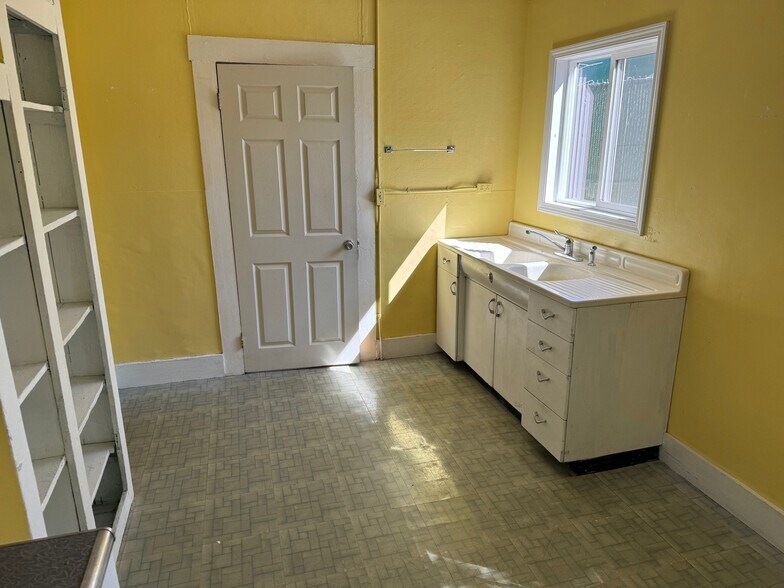 More Photos Of 490 W 4th Ave, Eugene Apartments For Sale