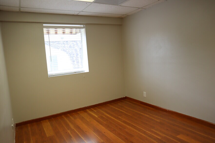 More Photos Of 100 E 19th St, Vancouver General Retail For Lease
