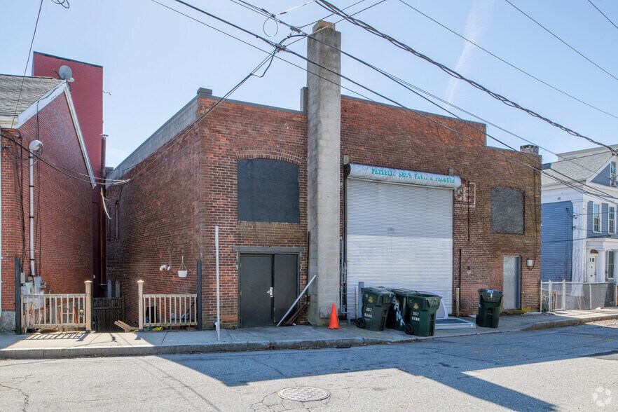More Photos Of 369 Bank St, New London Storefront Retail Residential For Lease