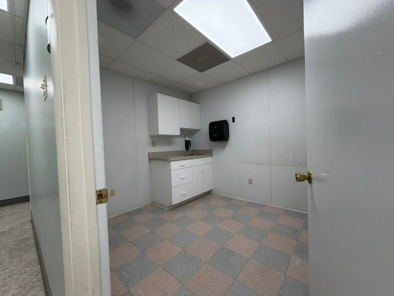 More Photos Of 813 Warren St, Hudson Medical For Lease