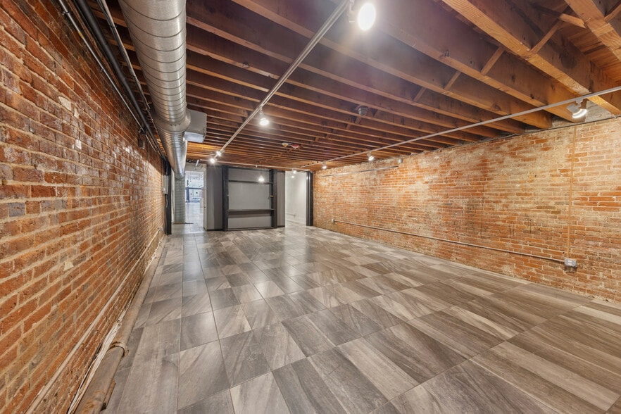 More Photos Of 27 N 2nd St, Philadelphia Storefront For Lease