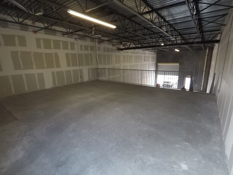 More Photos Of 787 Commerce Dr, Venice Warehouse For Lease