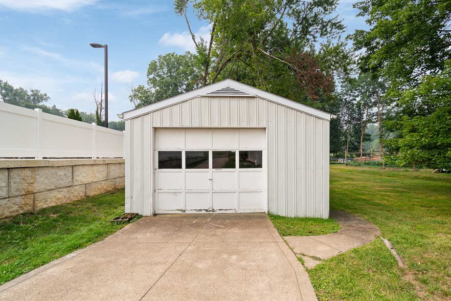More Photos Of 608 Applegrove St NW, North Canton Office For Sale