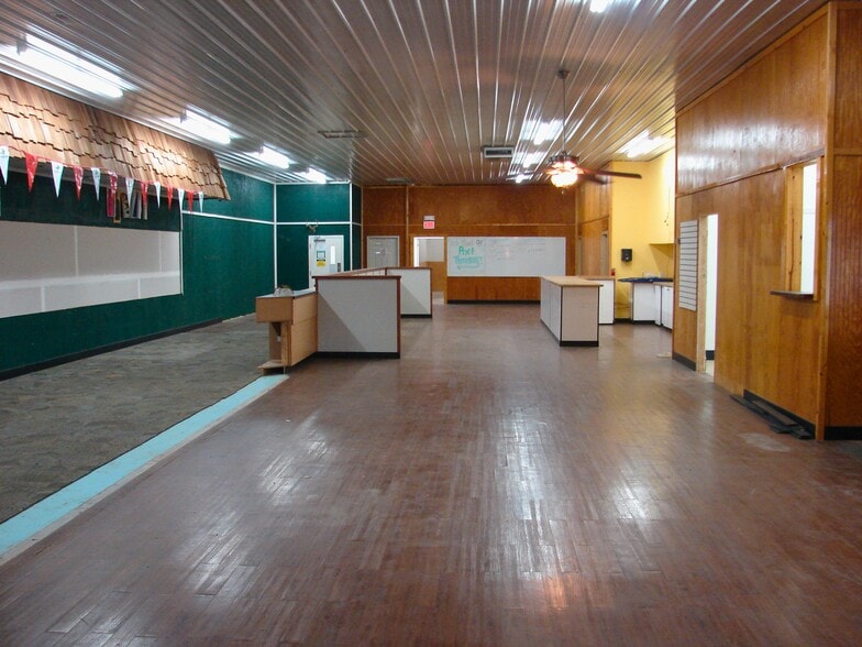 More Photos Of 311 W St. John St, Litchfield Sports And Entertainment For Sale